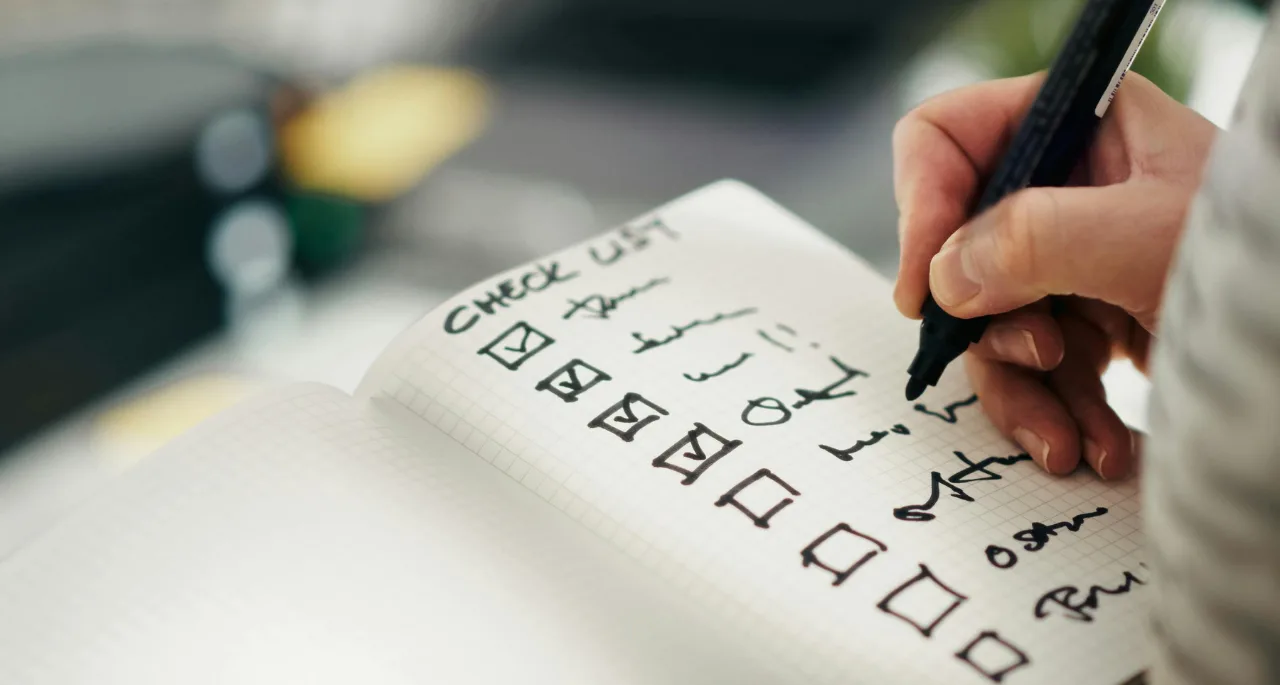 LMS features checklist for 2026 covering AI authoring, scheduling and reporting tools